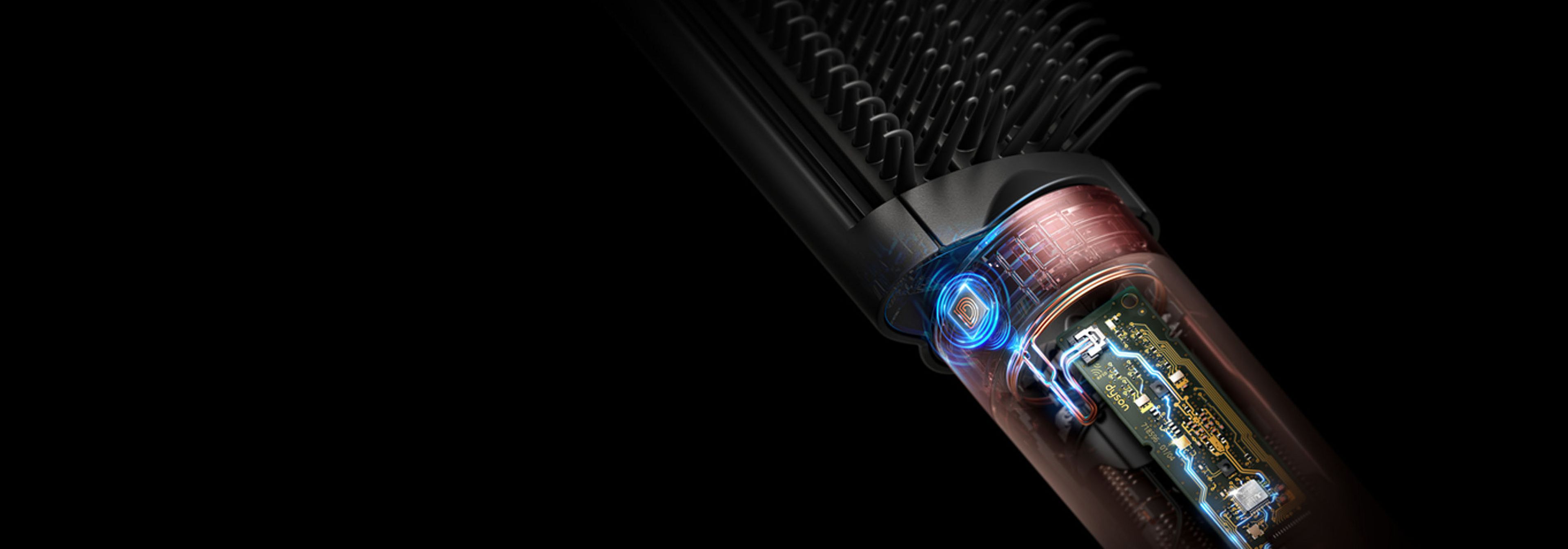 Мультистайлер и фен Dyson Airwrap Co-anda2x рядом с прозрачной версией, показывающей внутренние технологии.