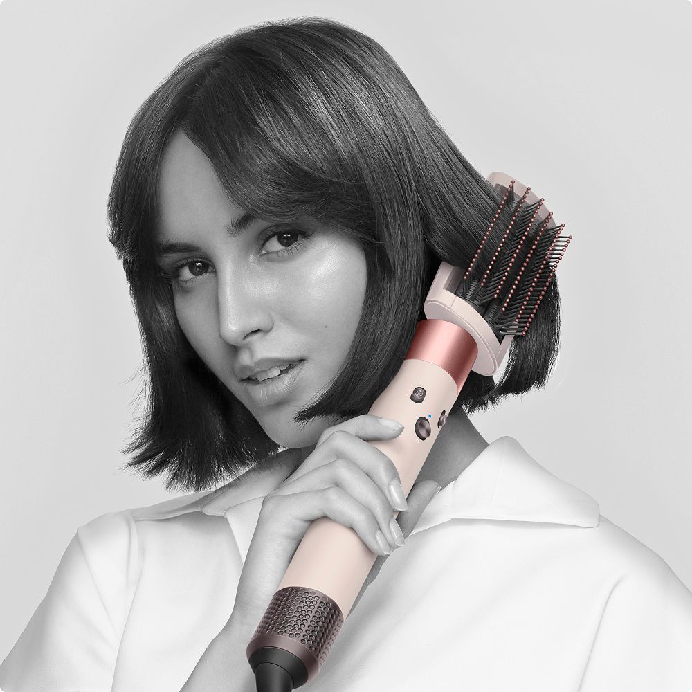 Модель использует Dyson Airwrap для создания более прямой и гладкой укладки.