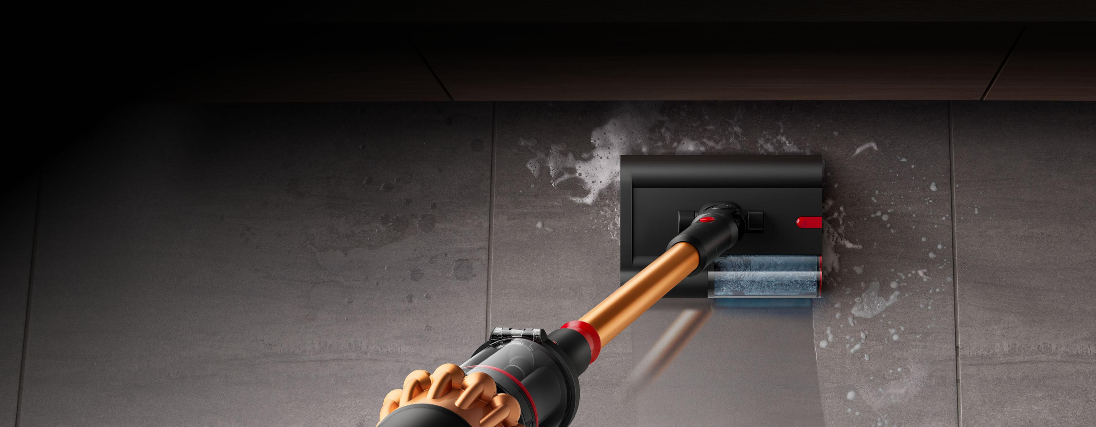 Насадка Dyson Piston Submarine с моющим валиком удаляет пролитую жидкость.