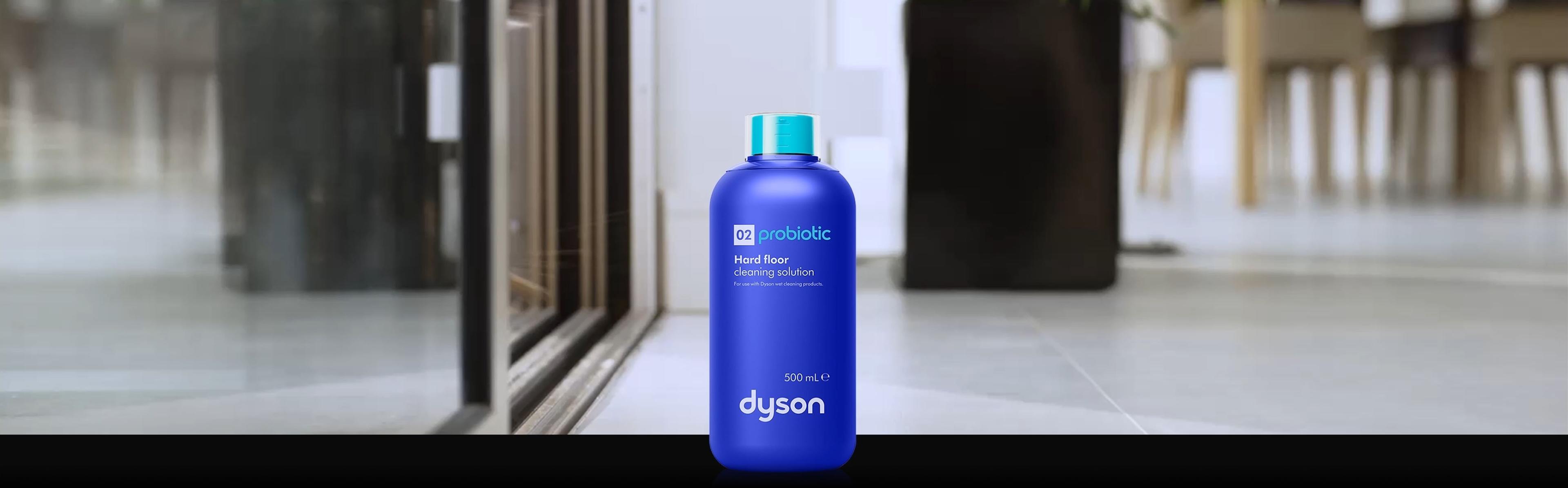 Средство Dyson 02 Probiotic для твёрдых полов вместе с Dyson WashG1 и насадкой Dyson Submarine с моющим валиком.