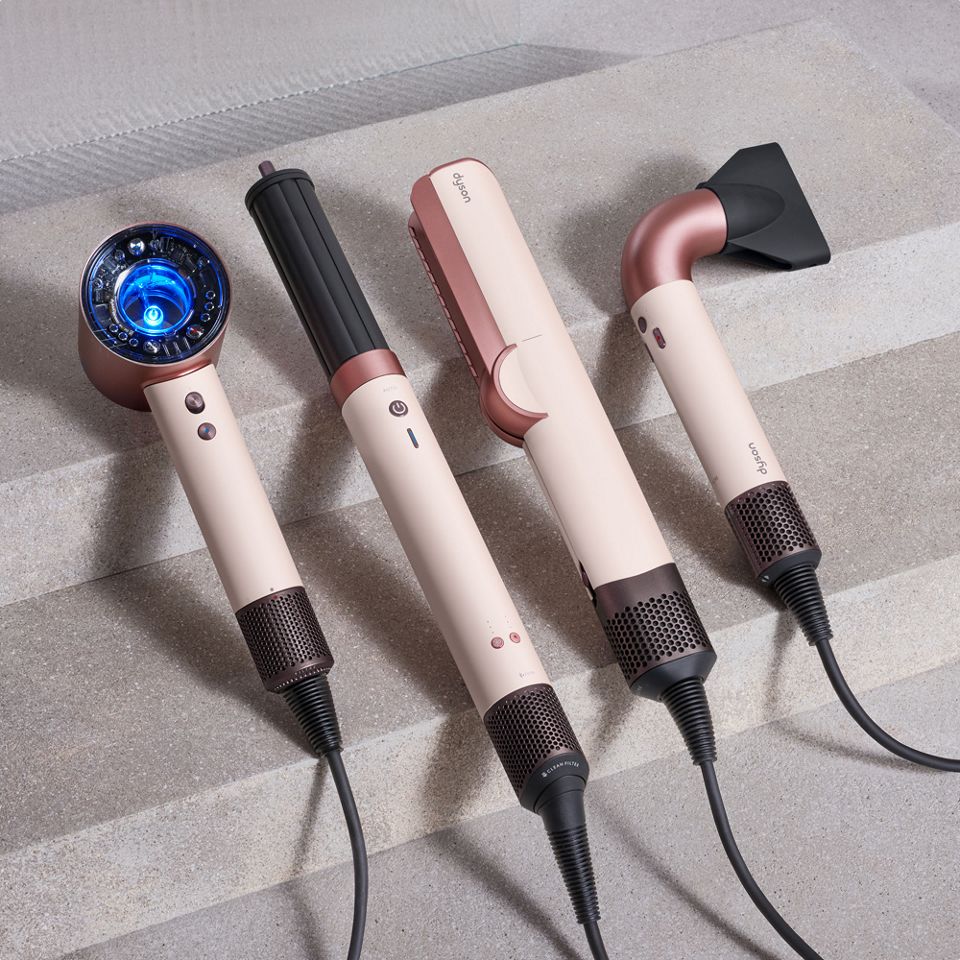 Ассортимент устройств Dyson для ухода за волосами.