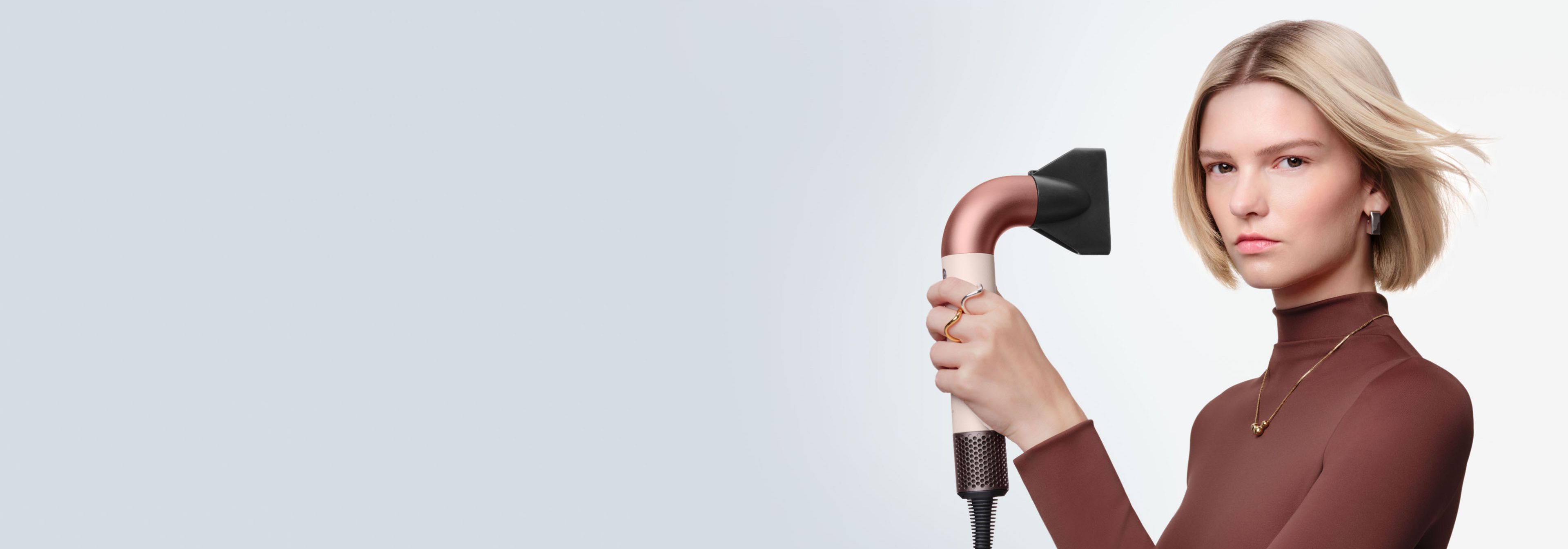 Модель сушит волосы феном Dyson Supersonic r.