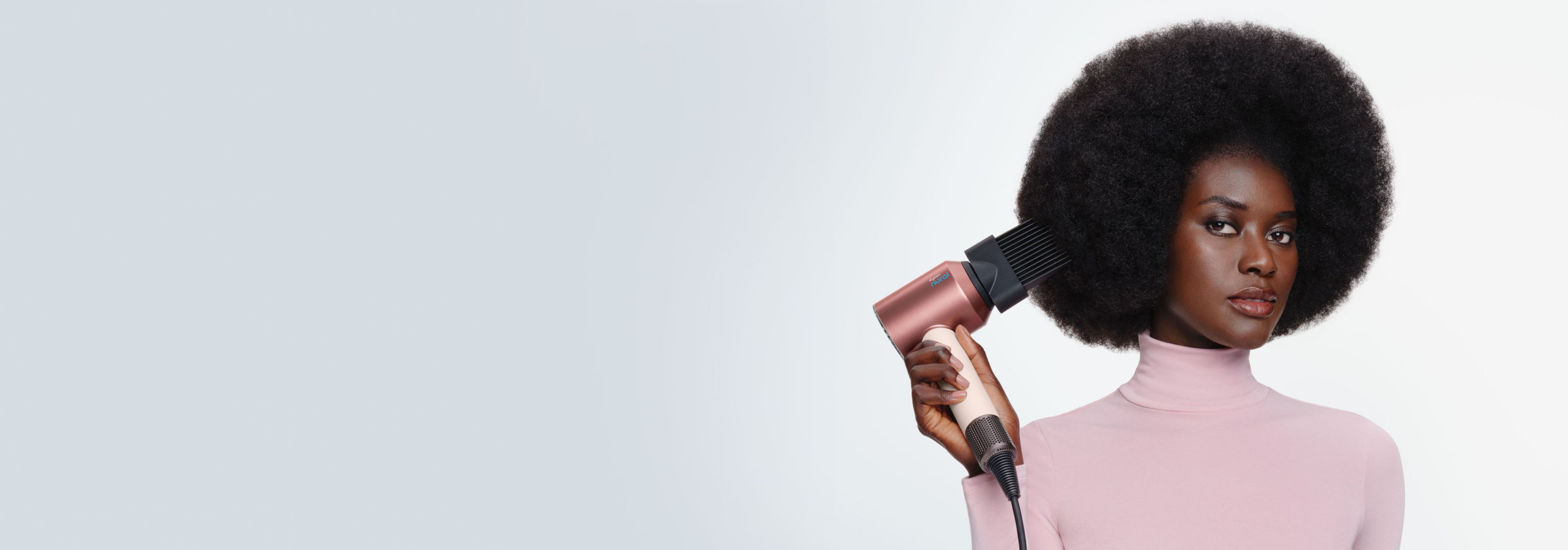 Модель создаёт локоны с помощью мультистайлера и фена Dyson Airwrap i.d.