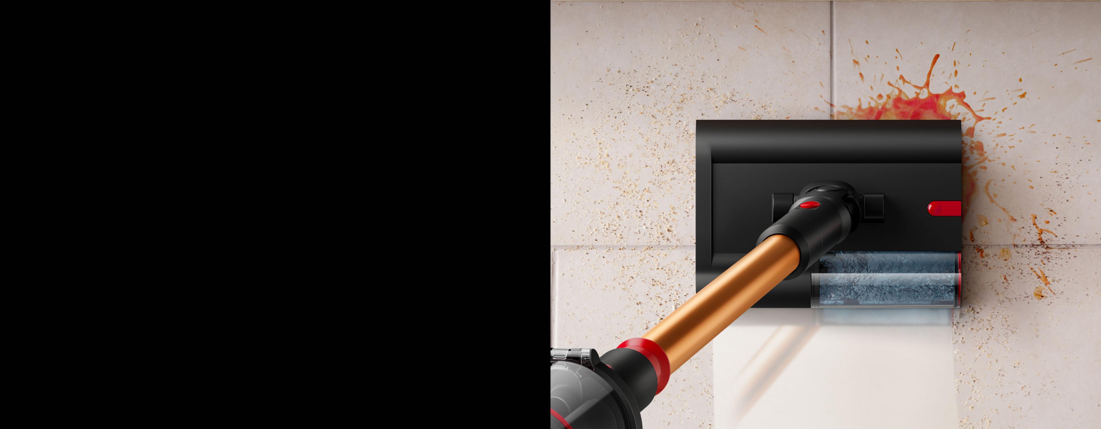 Насадка Dyson Submarine с моющим валиком удаляет пролитую жидкость с твёрдого пола.