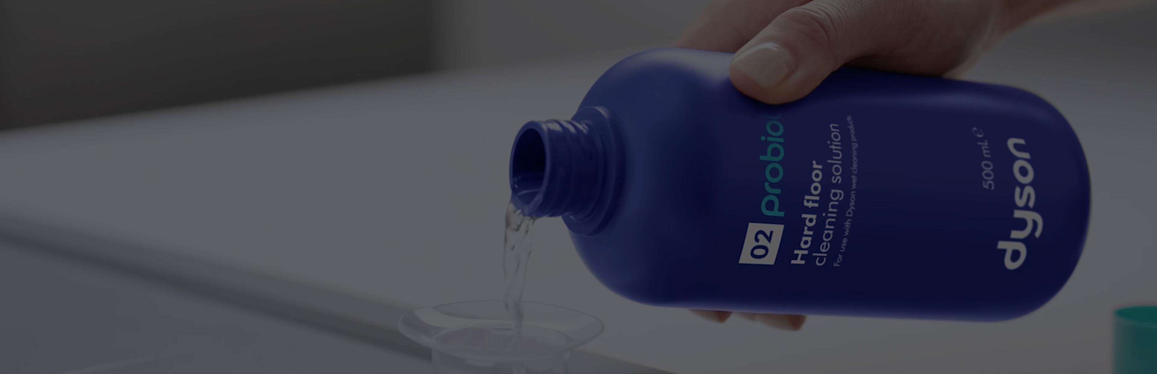 Средство Dyson 02 Probiotic для твёрдых полов наливают в мерный стакан.