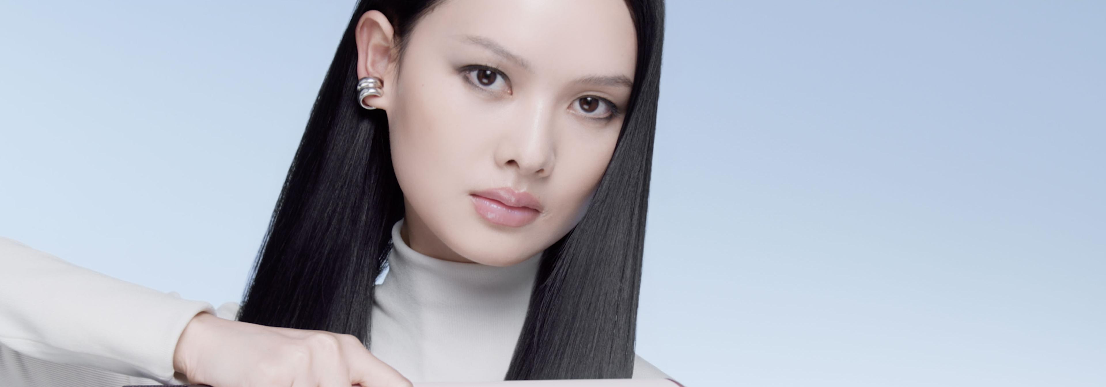 Модель с волосами, уложенными феном-выпрямителем Dyson Airstrait.