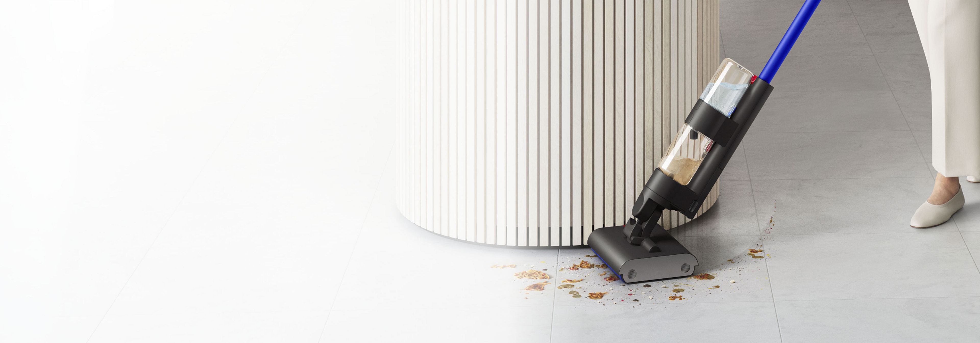 Моющее устройство Dyson WashG1 убирает вокруг кухонного острова.